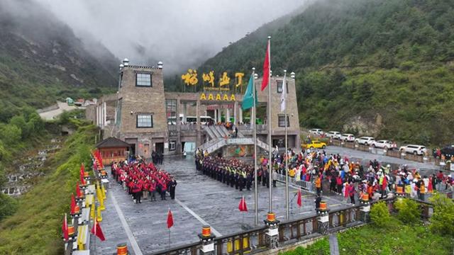 “川西热”点燃双节长假 甘孜州游客接待量创历史新高