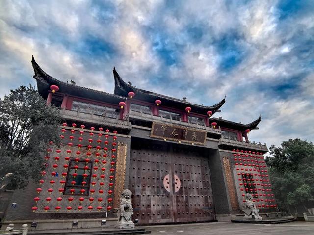 成都这古镇花20个亿修得比市中心还好，怎么反倒把魂弄丢了呢？