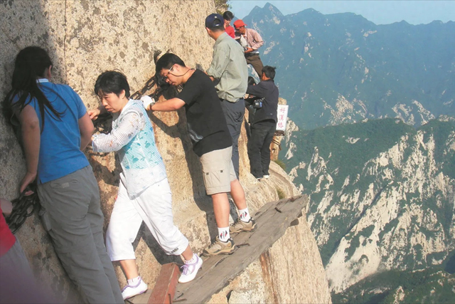 为何说华山专治命硬？天下第一险道华山栈道，当初是如何修的？