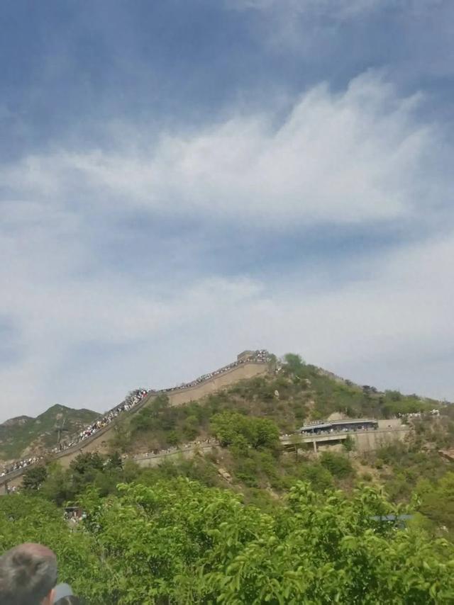 登上万里长城八达岭 | 作者 顾遵亚