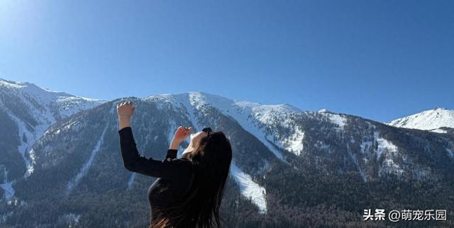 雪花亲吻月亮湾，陌生旅伴一笑，我的独自上路瞬间不孤单