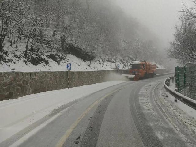 北京延庆：以雪为令，松闫路加速扫雪铲冰