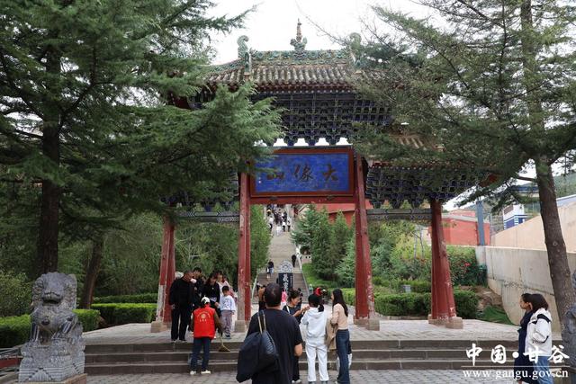 甘谷大像山：国庆假期人气旺 登山赏景意趣浓