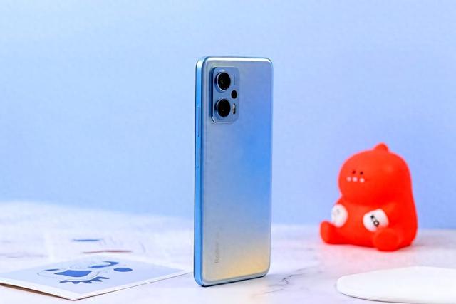 ​​别总盯7000毫安！手机续航之后，是厚度和重量“终极博弈”​