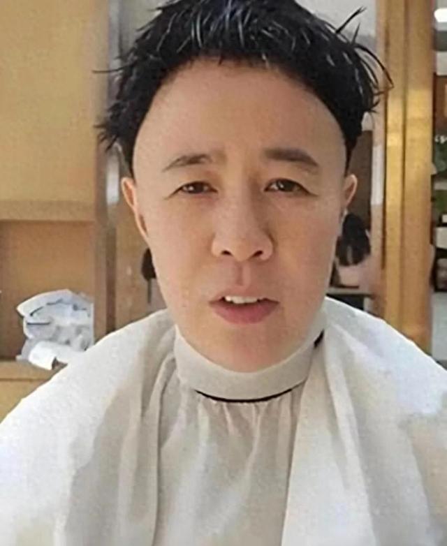 金龟子把几十年锅盖头发型换了,变成女人味十足的黄短发