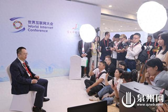 周鸿祎：“谁不懂AI，谁就是新时代的文盲”