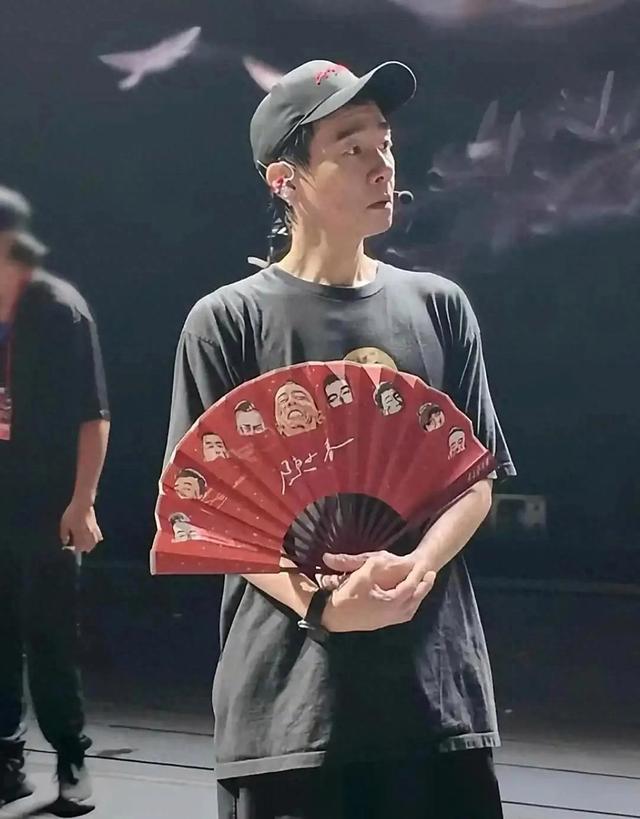 58岁陈小春瘦到认不出，岁月对硬汉下手太狠
