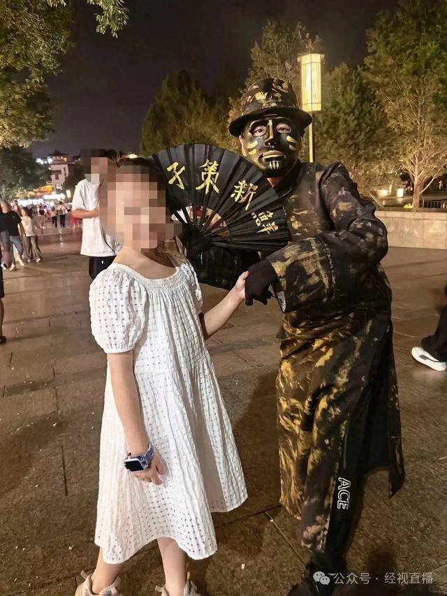 “看装扮以为是西安特色互动”，网友称在大唐不夜城遇“拍照刺客”，景区回应