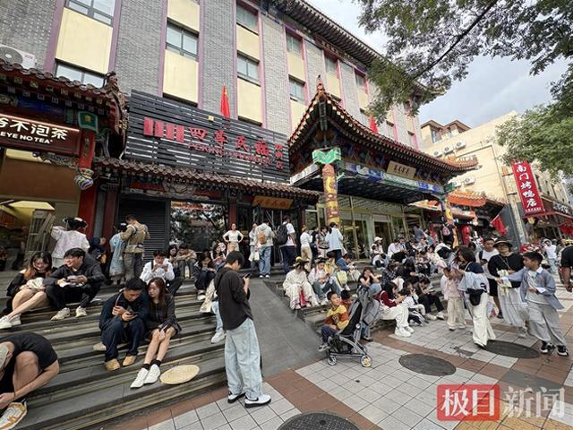 故宫迎“十一”客流高峰，附近烤鸭店排队超1000桌，等位超4小时，店员：取了号就一定能吃上