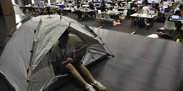 撕掉标签的年轻人，在黑客松中重写身份