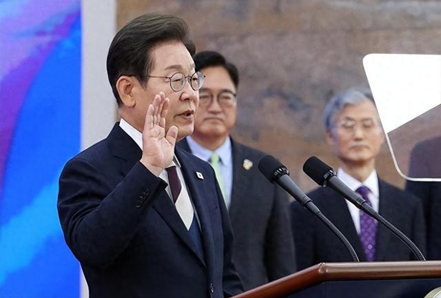 美韩经贸协议达成，最后关头，韩国选择对美屈服！特朗普随即喊话中国，称有信心办成一件事
