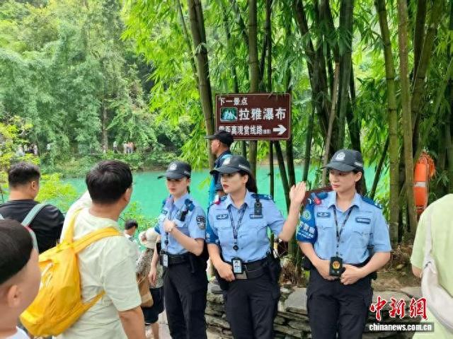 “蓝蝶”翩跹樟江畔：荔波旅游警察女子中队护航山水间