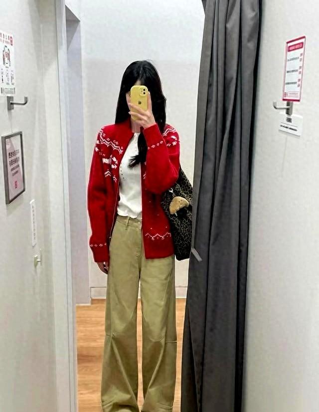 优衣库这件红色费尔岛毛衣也太好看了吧，圣诞氛围满满！