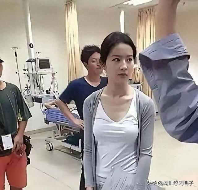 我的天！刘亦菲真人竟然长这样？素颜我直接看傻了