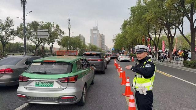 郑州亳都·新象景区周边交通压力大 交警建议公共交通出行
