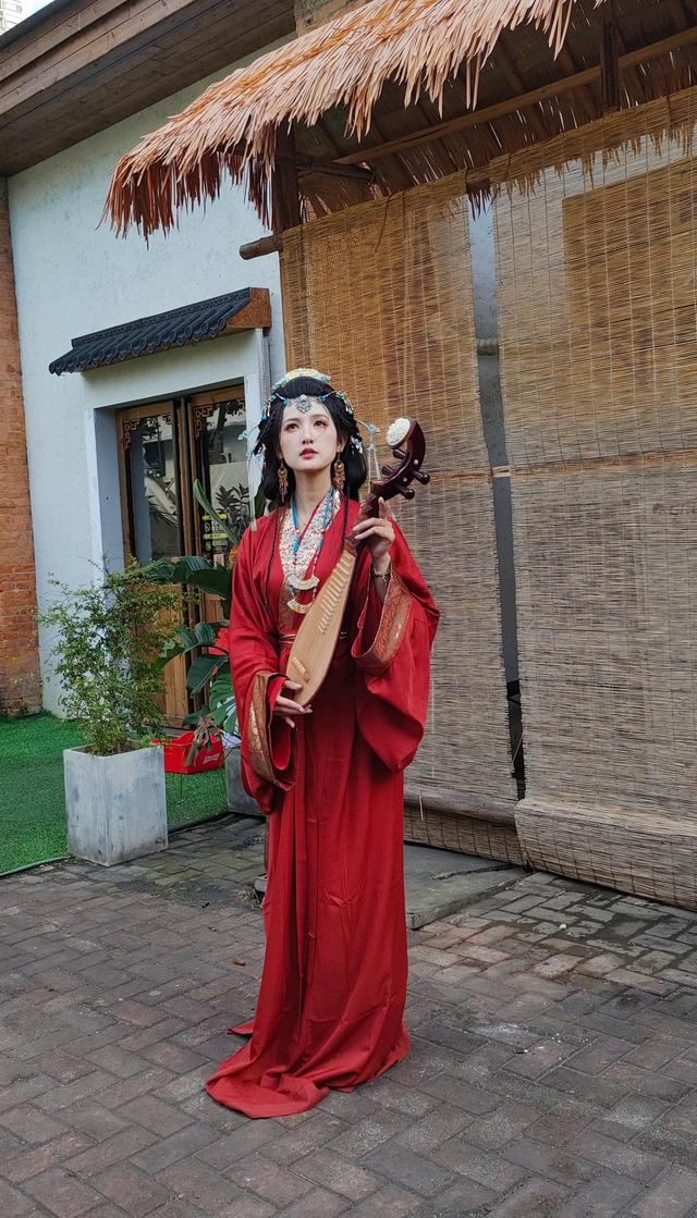 2025.11.22下午，南宁百益上河城举办国风表演，汉服巡游。