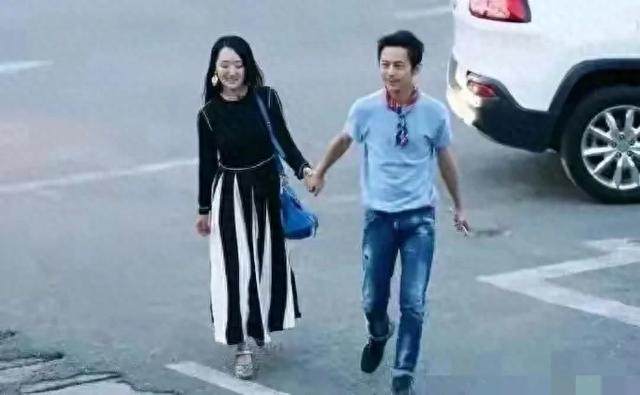 何炅和杨钰莹街头牵手 画面温馨 何炅年事已高 杨钰莹依然美丽动人