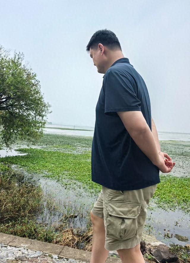 姚明一家游苏州太湖，15岁女儿打扮太老气，岳母出镜瘦又高超170