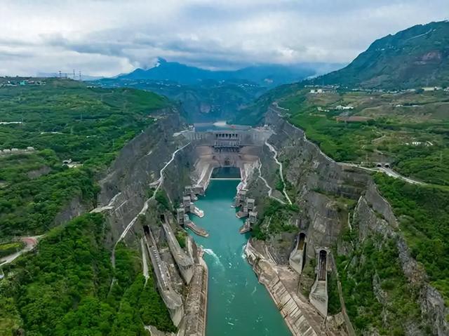 年耗1660亿度电！中国狂建电站，只为不被卡脖子，比芯片更致命