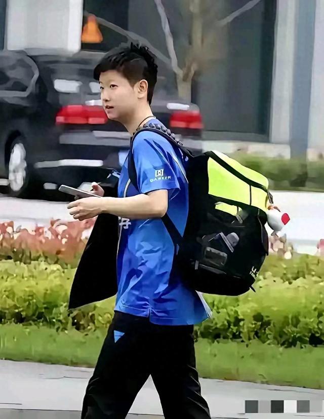 哇！又一张没见过你的莎莎，好小，好瘦，好清纯的莎莎！
