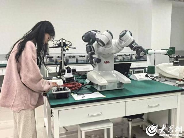 人形机器人、脑机接口、智能护理床……当养老遇上AI，见证青岛探秘“中国康湾”建设创新实践