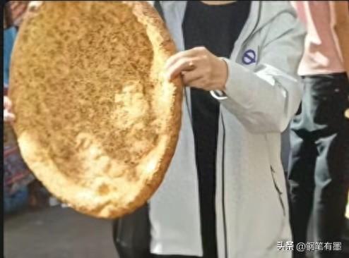 新疆旅游大妈太气人，手抓馕饼拍照却不买，路过导游教她做人