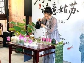 荷花雅集里领略古城四季流转