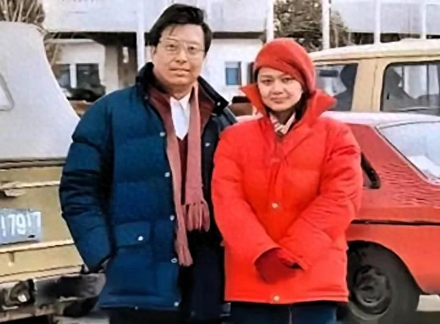 80年代李双江和前妻丁英的一张合影，丁英是新疆文工团舞蹈演员