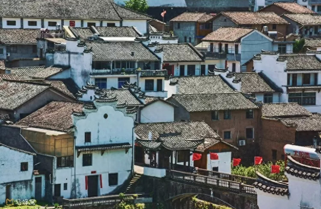 乌溪江畔，红色古镇更红火