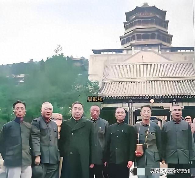 周总理陪第一批功德林毕业学员游颐和园，合影留念
