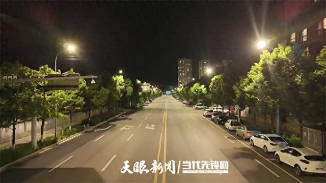 巷遇③丨3.2万盏减至2.2万盏，亮灯率反升至99%！遵义这座小城的智慧路灯亮了