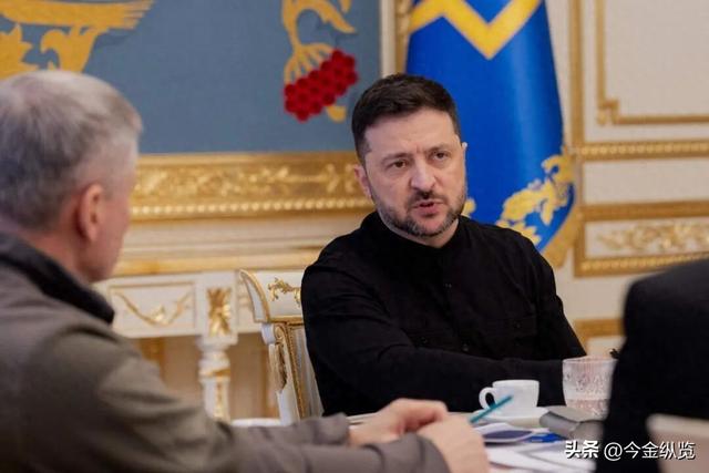 荣耀变葬礼！乌军授勋“最优秀者”遭俄导弹精准打击，悲剧重演！