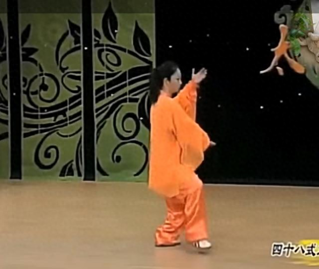 被偷袭怎么办？太极“转身推掌”：一转一推，化险为夷的防身智慧