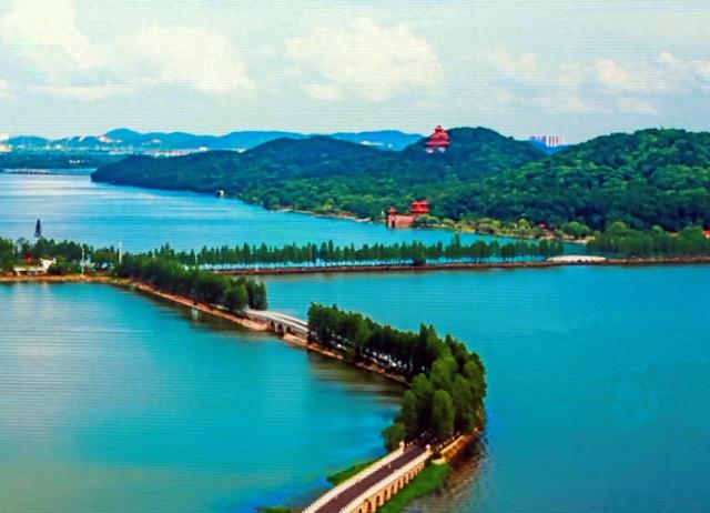 武汉东湖胜在自然，杭州西湖胜在人文，这两湖泊根本就没有可比性