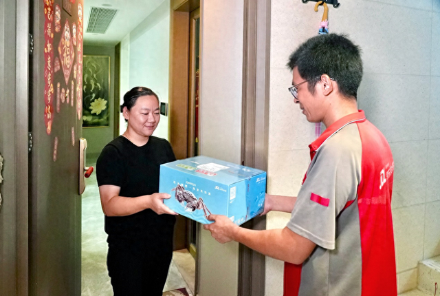 阳澄湖大闸蟹正式开捕，京东快递送达首批开湖蟹