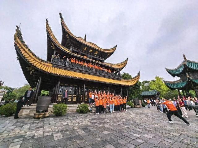 崀里个浪！三百宝古佬免费逛岳阳楼，不要太激动···
