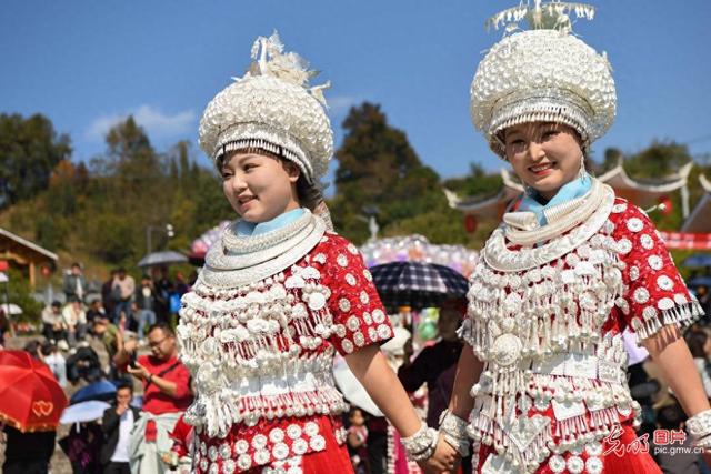 苗族同胞盛装欢庆芦笙会