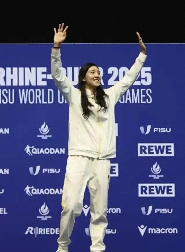 54秒！游泳天才少女强势拿下100米自由泳金牌，14岁就闪耀奥运会