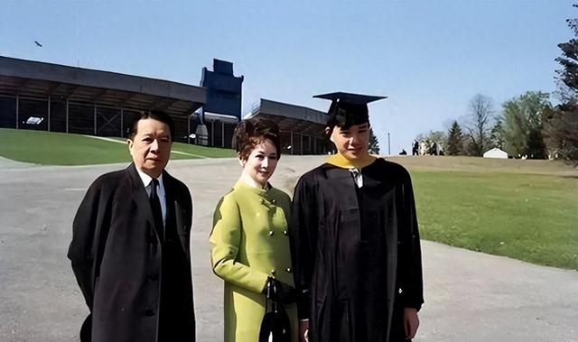 1968年宋子安携妻在儿子毕业礼留影，次年辞世，妻子改嫁埃及富翁