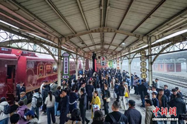 全国首列主题娱乐沉浸式文旅专列“津旅时光号”在天津发车