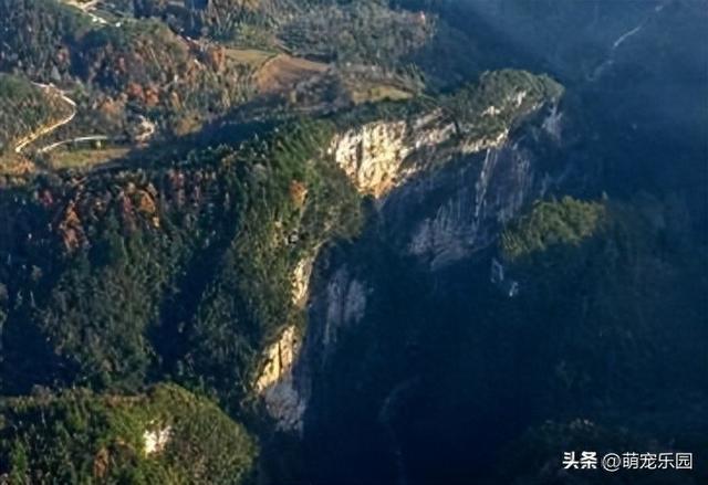 冬日三峡库区现色彩狂欢，秭归山村如宝石散落，错过等一年