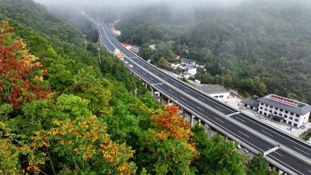 甘肃公交建集团康略高速公路：秋染康略 车行画境