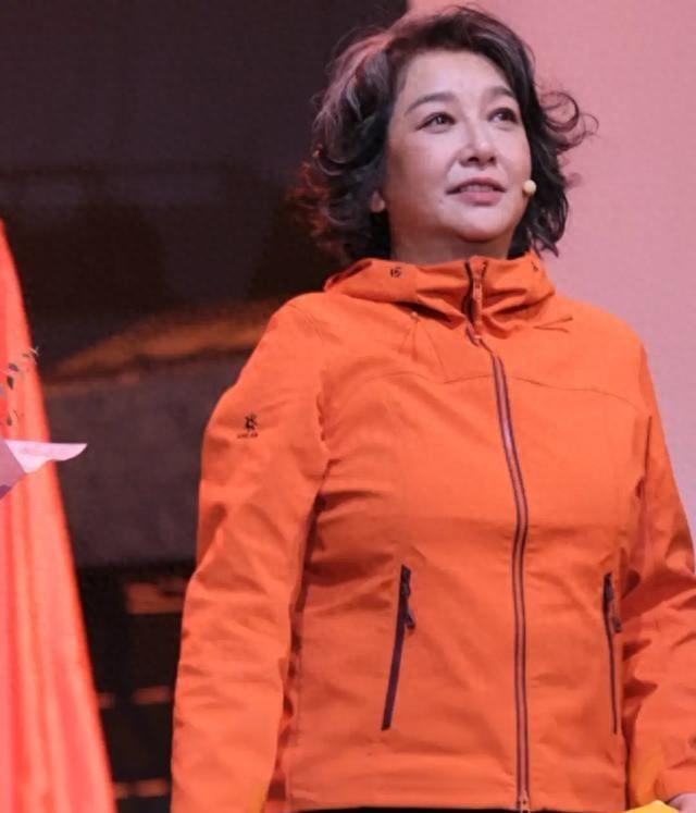 58岁江珊在剧组庆生	，穿黑衣满头白发体重超140斤，皱纹不掩美貌