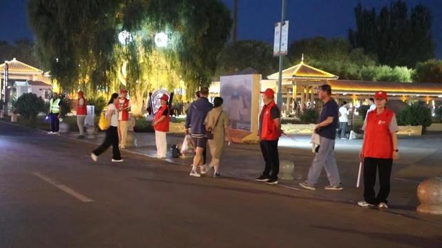 100名志愿者服务保障鸣沙山月牙泉景区星空演唱活动