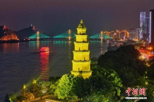 湖北宜昌：滨江长廊夜无眠