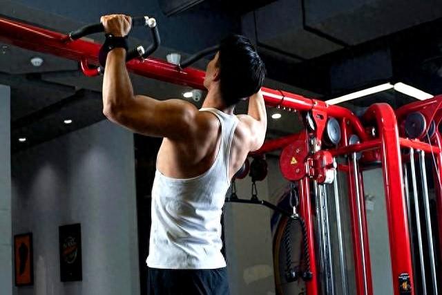 一个容易被低估的健身动作——引体向上，你能一次性做多少个？