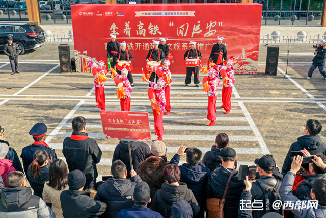 壶口瀑布陕西侧景区迎来首批高铁游客