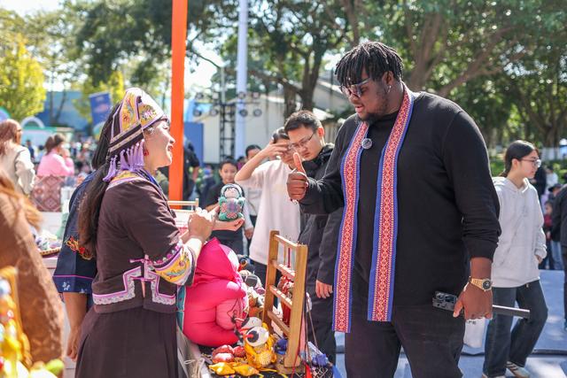 智慧文旅“炫”动红城——2025广西文化旅游嘉年华侧记