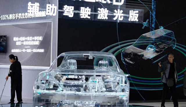 欧洲还在激烈讨论燃油车	，中国早已征服电动车，动身下一个战场