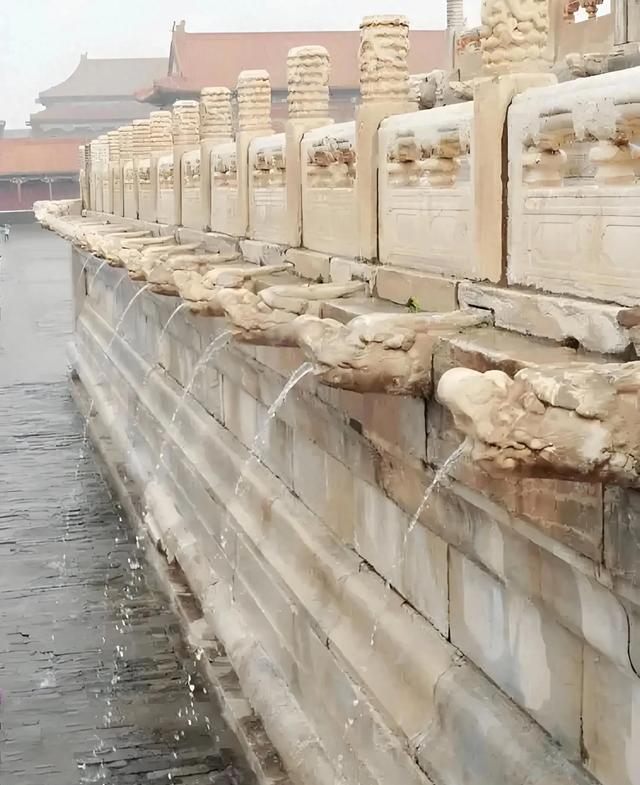 北京今日持续降雨，故宫再现“千龙吐水”盛景。